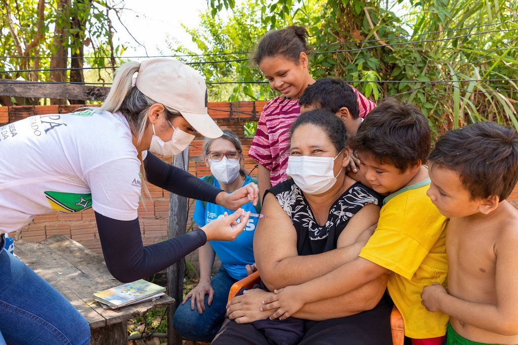 Una mujer recibe la vacuna contra la gripe en el norte de Brasil.